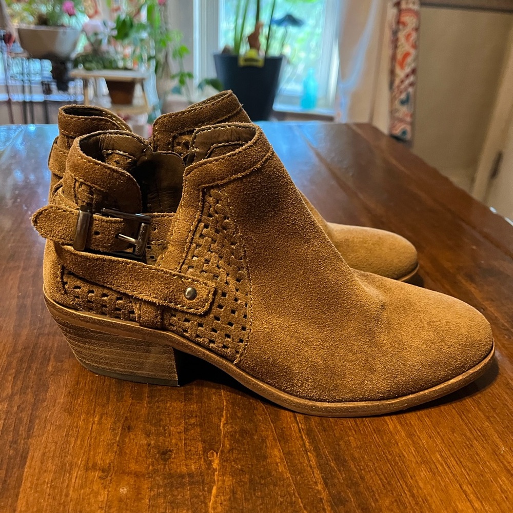 Like new Vince Camuto Women's Tan Suede Ankle Boots